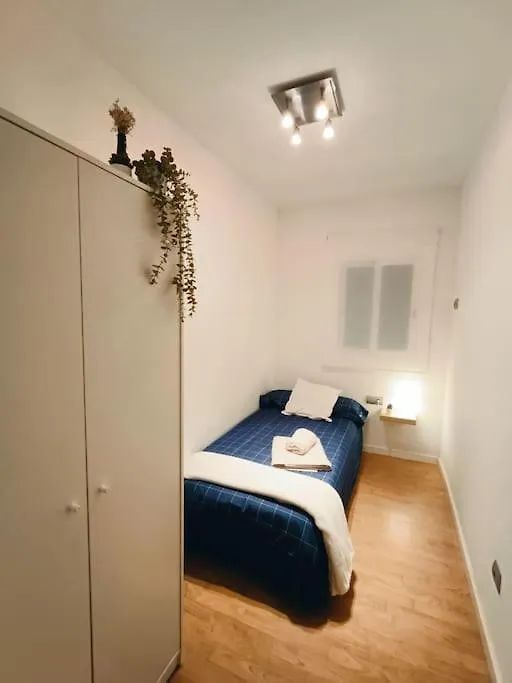Siglo XX - Nuevo Apartamento Para 3 Barcelona 0*,  Spain